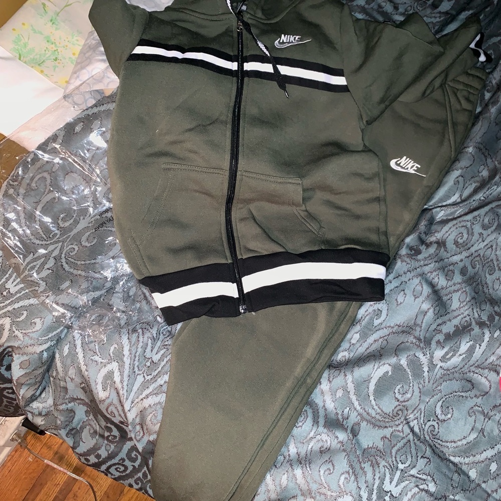 Women’s nike sweatsuit